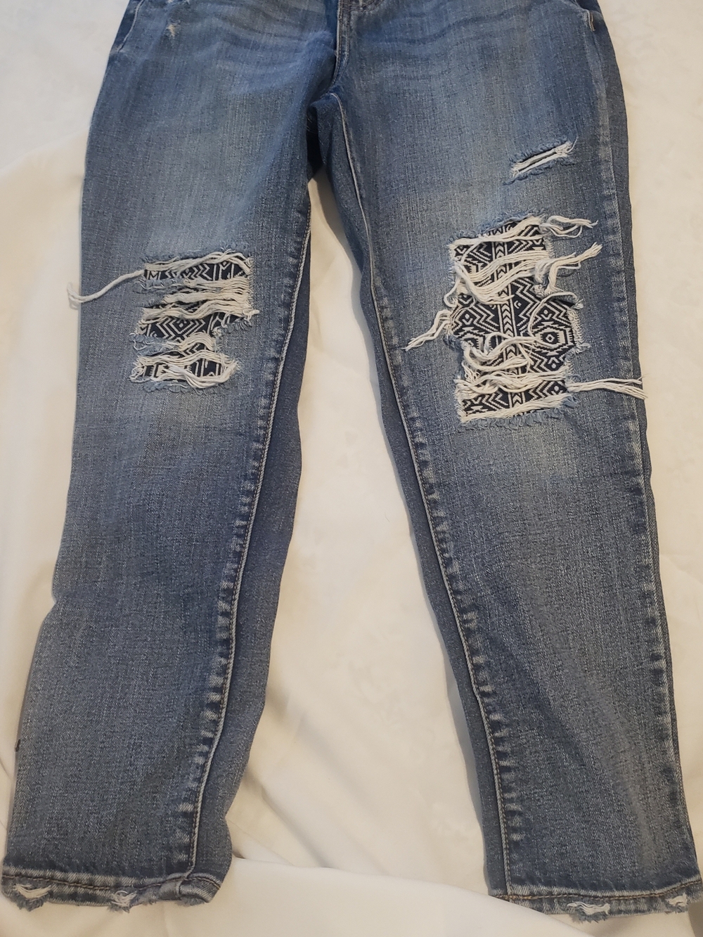 Versona blue cropped jeans feature a distressed design Size 4